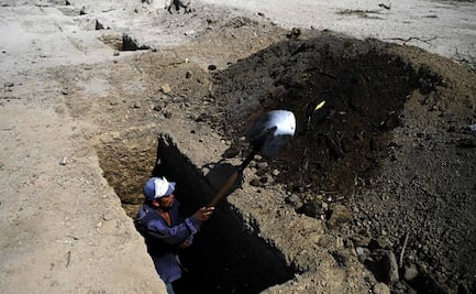 Sepultureros cavan tumbas en El Salvador para eventuales muertos por coronavirus