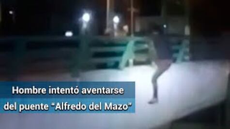 Hombre intenta aventarse de puente vial en Toluca; lo rescatan