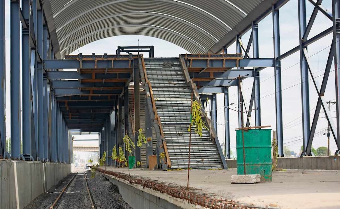 La edificación de la estación Cueyamil es de las que menos avance registra, pero la instalación de durmientes y vías ya es visible. Foto: Luis Camacho / EL UNIVERSAL