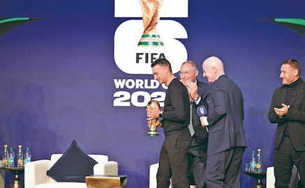 FIFA ofrece disculpas a Lionel Scaloni; le permiten tocar la Copa del Mundo con las manos descubiertas