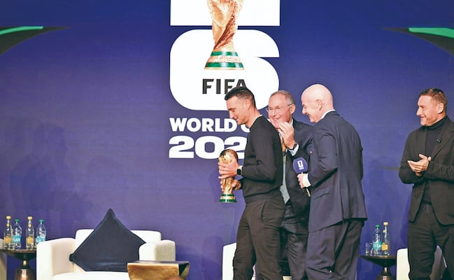 FIFA ofrece disculpas a Lionel Scaloni; le permiten tocar la Copa del Mundo con las manos descubiertas