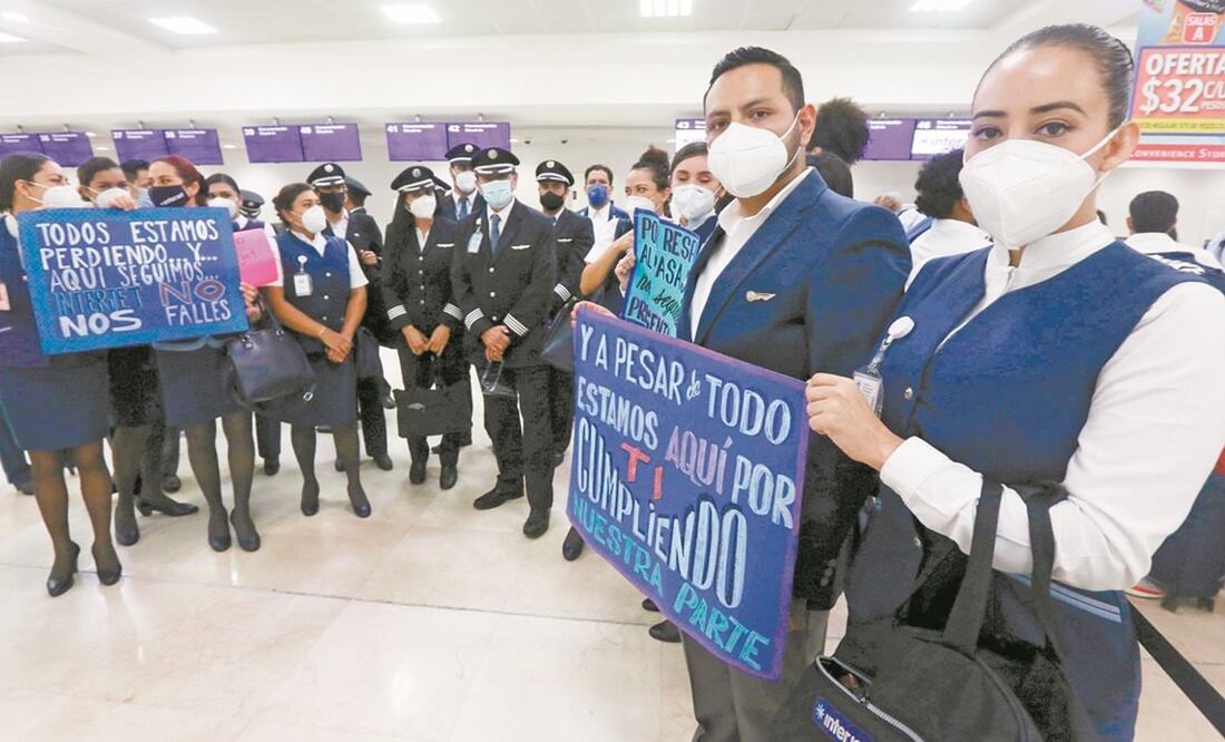 Trabajadores de Interjet se manifestaron en el aeropuerto de Cancún para exigir el pago de quincenas atrasadas. La empresa se comprometió anoche con sus empleados a cubrir los adeudos. ALONSO CUPUL.EFE