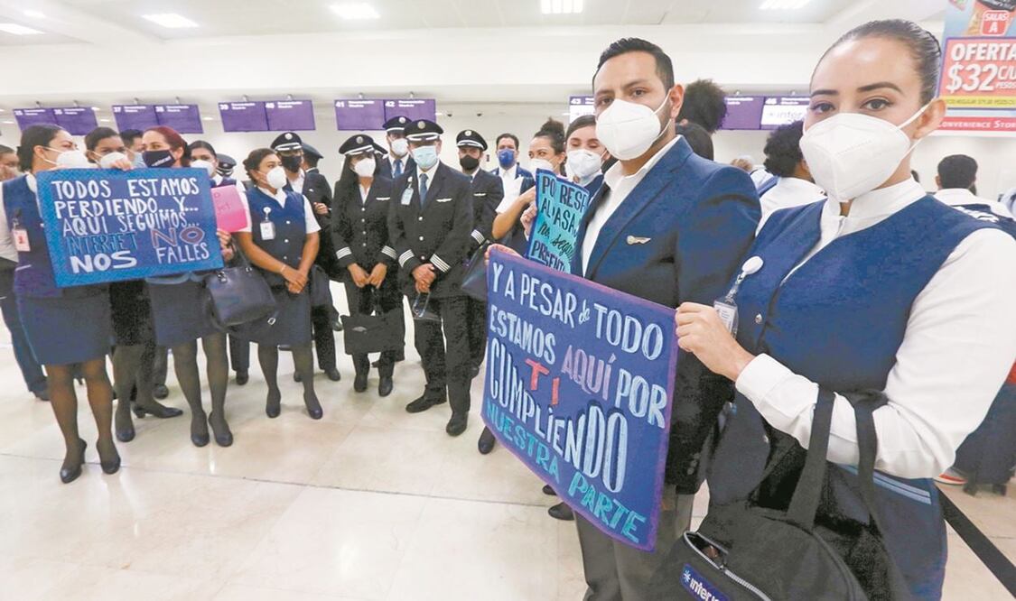 Trabajadores de Interjet se manifestaron en el aeropuerto de Cancún para exigir el pago de quincenas atrasadas. La empresa se comprometió anoche con sus empleados a cubrir los adeudos. ALONSO CUPUL.EFE