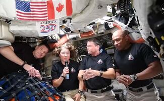 Trump habla con tripulación de Artemis II tras cruzar la cara oculta de la Luna; promete el regreso de EU al satélite