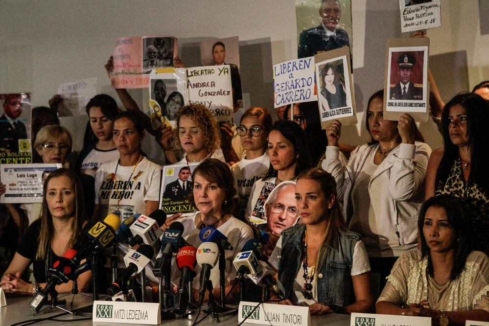 Lilian Tintori, esposa del líder opositor preso Leopoldo López, junto a familiares de 109 "presos políticos", anunciaron la creación de un comité para trabajar en su liberación (Foto: EFE)