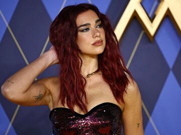 Dua Lipa luce impactante vestido entallado de lentejuelas