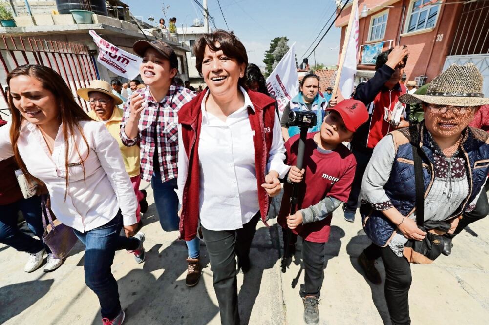 Delfina Gómez recorrió a pie diversos municipios en los que se ofreció a impulsar el comercio y el turismo en el Edomex. (IRVIN OLIVARES. EL UNIVERSAL)