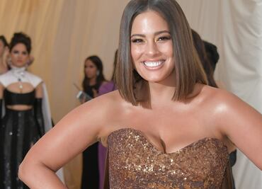 El truco eficaz de Ashley Graham para llevar un arriesgado escote
