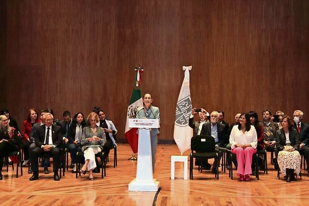 La jefa del Gobierno capitalino acudió al foro La Ciencia y la Educación en la Transformación y ofreció un discurso.