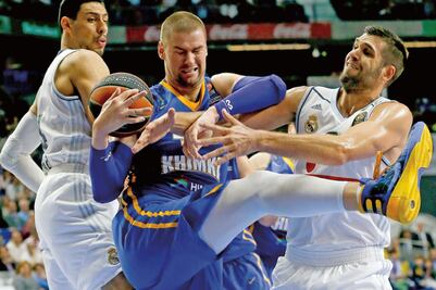 Ayón aporta en triunfo del Madrid