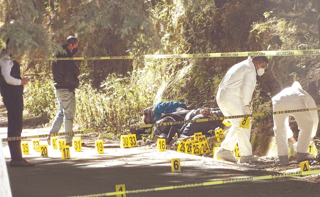 Autoridades acordonaron la zona, pero se reportó que las víctimas murieron por armas de fuego. Foto: Gerardo Mendoza. EL UNIVERSAL