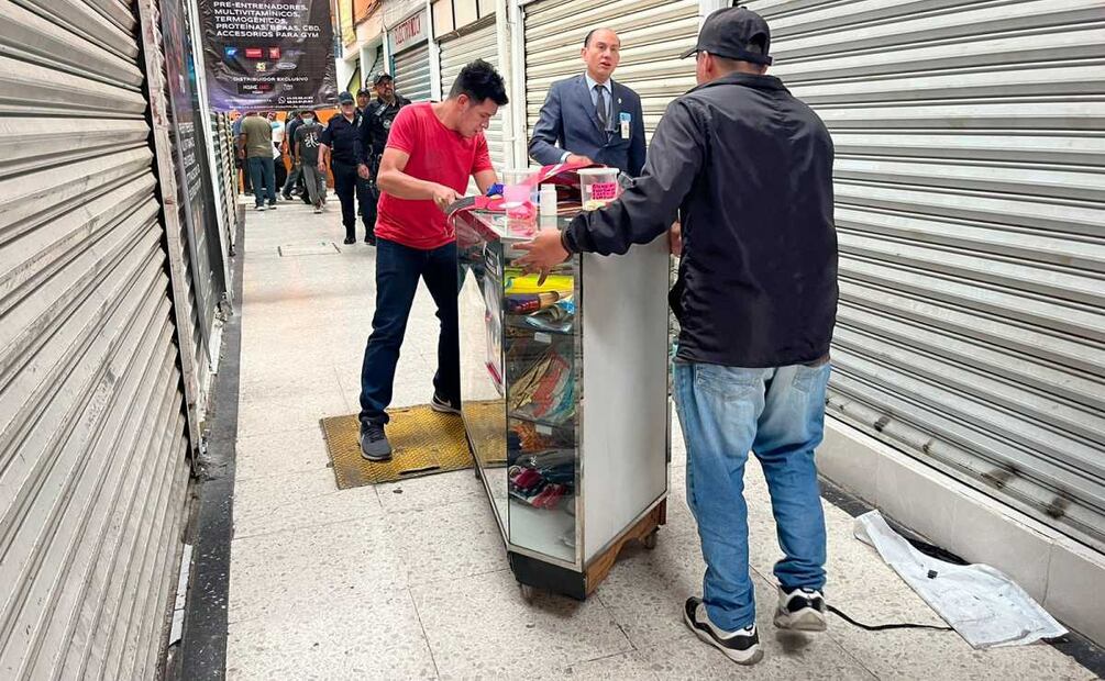 Unos 80 hombres sacaron la mercancía de los locales y las trasladaron a la calle Tonatico, en la colonia Tepalcapa, operativo que estuvo acompañado por policías municipales. Foto: Especial