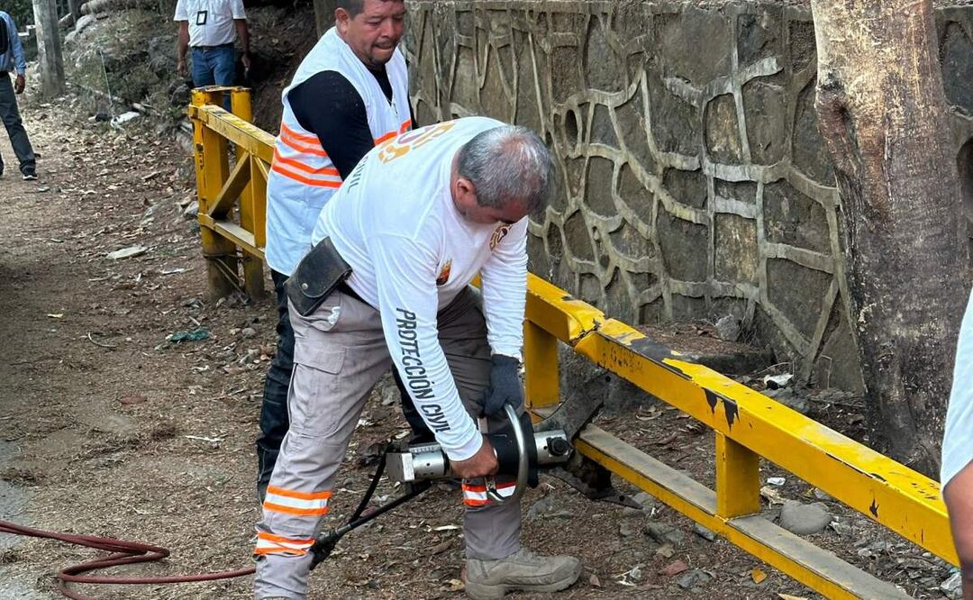 Autoridades retiran de caminos de Chiapas, estructuras como plumas y vallas que colocaron integrantes de la delincuencia organizada (15/02/2025). Foto: X (@ramirezlalo_)