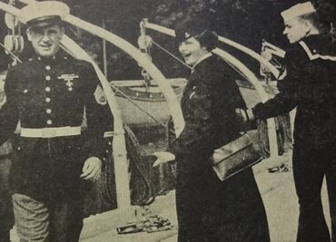 Foto de "novia distraída" se adelantó 65 años a un meme