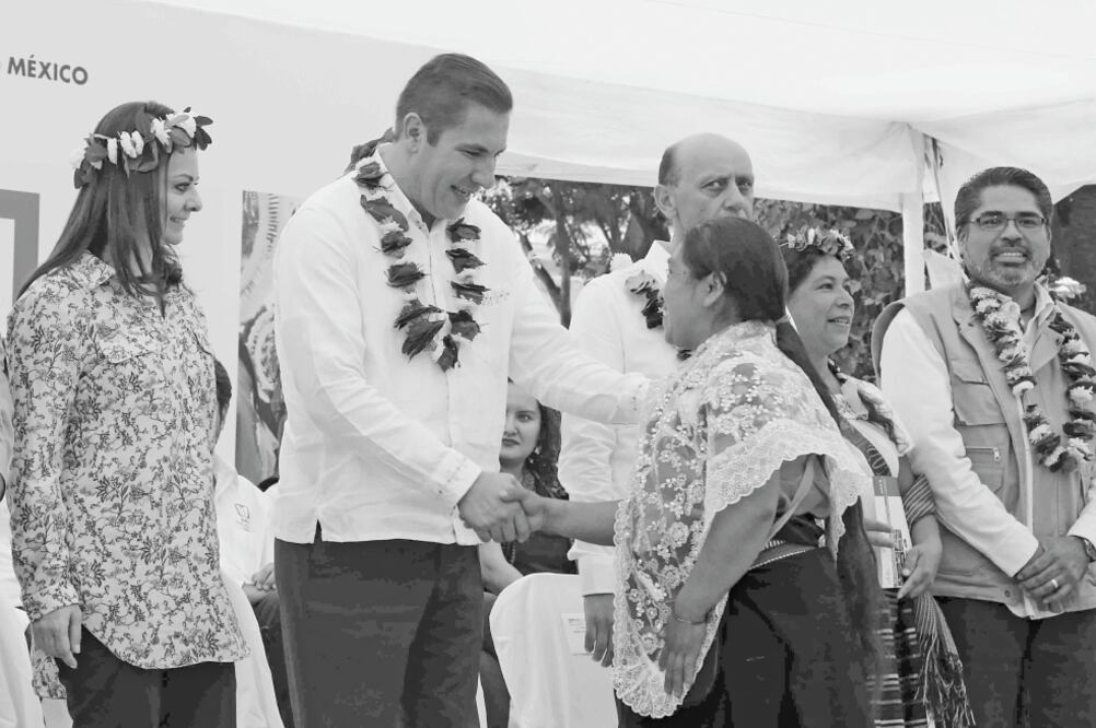 Nuvia Mayorga, directora general de CDI, y el gobernador Rafael Moreno Valle entregaron certificados de autorización de Apoyo para Proyectos Productivos (ESPECIAL)