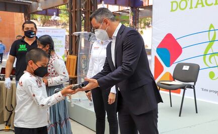Gobierno de Oaxaca entrega instrumentos musicales a 18 bandas de viento