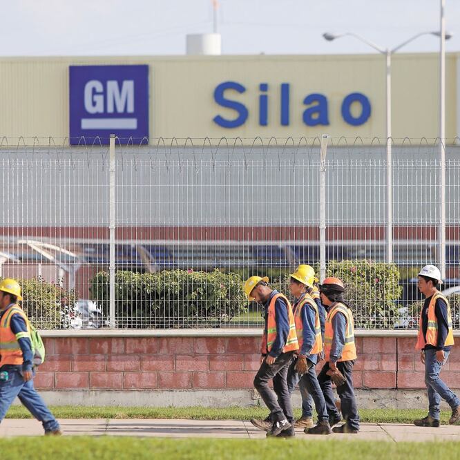 Trabajadores de la planta de Silao, en Guanajuato, México, salen tras anunciarse el paro técnico por falta de componentes por la huelga en EU. SERGIO MALDONADO. EL UNIVERSAL