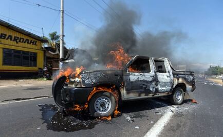 Reportan 12 bloqueos carreteros y 19 autos incendiados en Michoacán