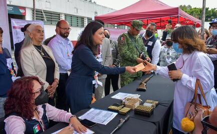 Cambian armas de fuego y cartuchos por dinero; así es la feria del desarme voluntario en Neza