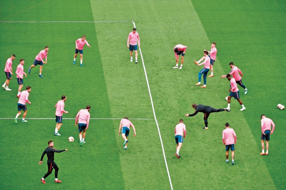 El conjunto rojiblanco reconoció ayer la cancha del estadio de Lyon. (JEAN-PHILIPPE KSIAZEK. AFP)