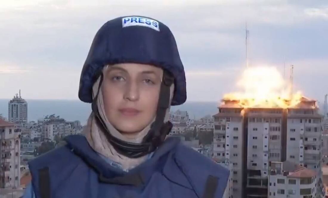 Una periodista de Al Jazeera se encontraba en una transmisión en vivo cuando a se observa el momento en que cae un misil en un edificio a sus espaldas y provoca una explosión. Foto: Tomada de video.
