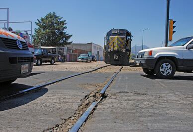Pareja intenta ganarle paso al tren y muere arrollada