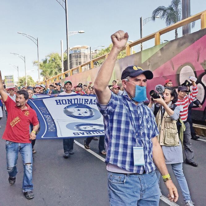 Miembros de la caravana de migrantes centroamericanos exigieron que se les proporcionen autobuses para llegar de forma segura a la frontera norte. Foto: ALEX CRUZ. EFE