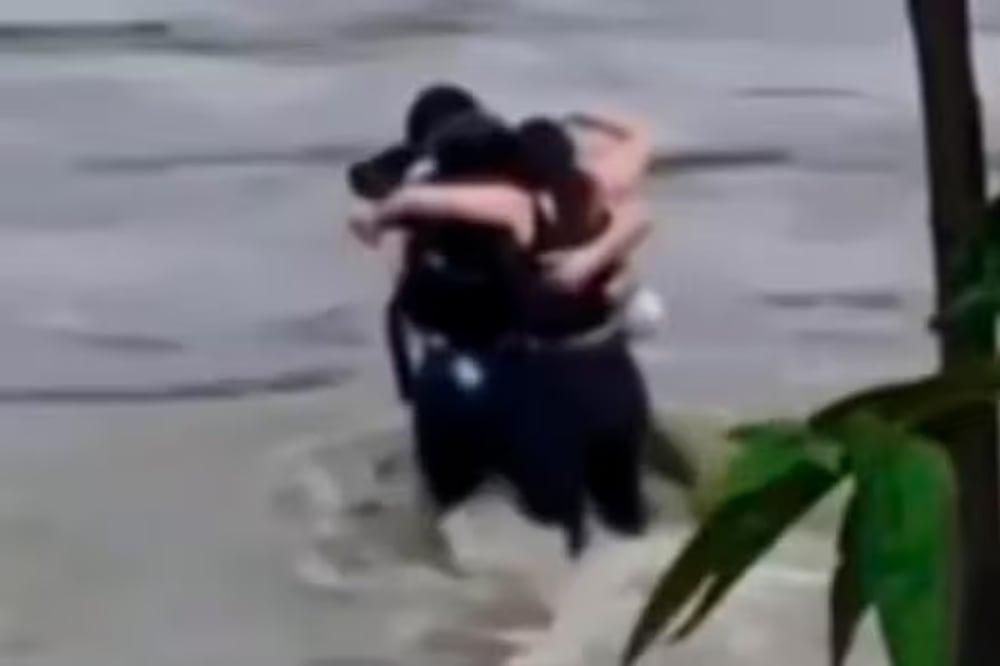 Un video muestra el momento en que tres amigos se abrazan antes de ser arrastrados por inundaciones en Italia. FOTO: Captura de imagen