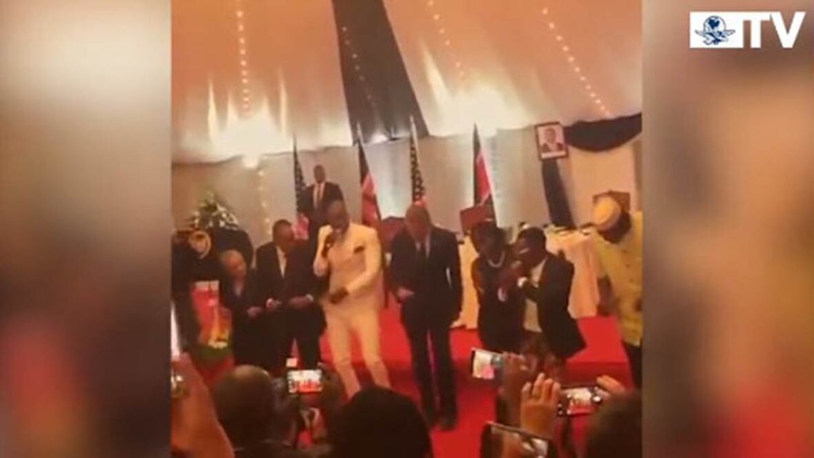 Esta serie de pasos sugerentes fue ideado por la banda Sauti Sol, muy popular en kenia en el país en este momento, que ha conseguido mezclar los ritmos de las danzas tradicionales y de zonas rurales con la música comercia Foto: Tomada de YouTube