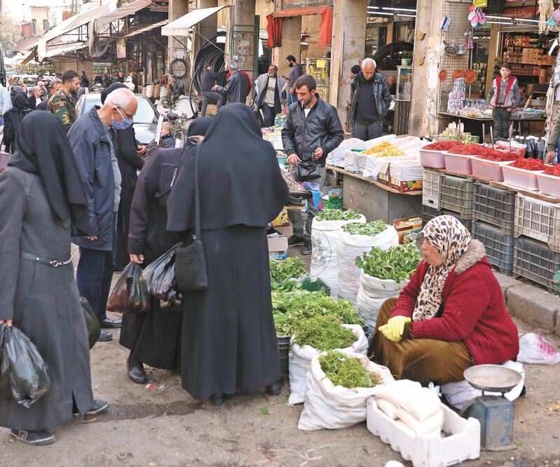 Habitantes compran en un mercado en Damasco, Siria, país que cumple 10 años de conflicto. Foto: YOUSSEF BADAWI. EFE