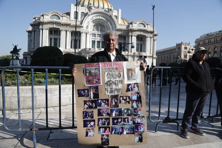 Fans de la actriz Silvia Pinal ya la esperan en el Palacio de Bellas Artes para despedirla como la gran diva que es. Foto: Carlos Mejía/EL UNIVERSAL.