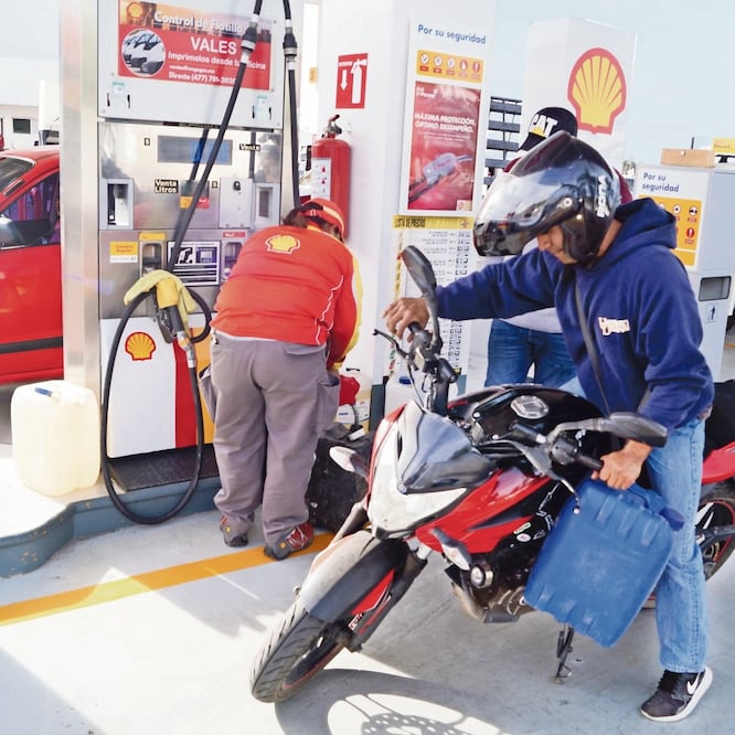 Acción. Jorge llenó el tanque de su moto y una garrafa en una gasolinera de la empresa Shell; se formó detrás de 80 autos. FOTOS: XÓCHITL ÁLVAREZ. EL UNIVERSAL
