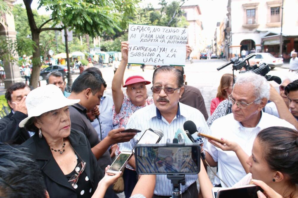 Trabajadores académicos jubilados exigieron al gobierno de Graco Ramírez libere los recursos retenidos para el pago de sus salarios y mostraron su respaldo al rector Vera Jiménez. (CIUDADANOS MX)