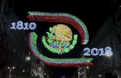 Escudo nacional con relieve, novedad en alumbrado del Zócalo