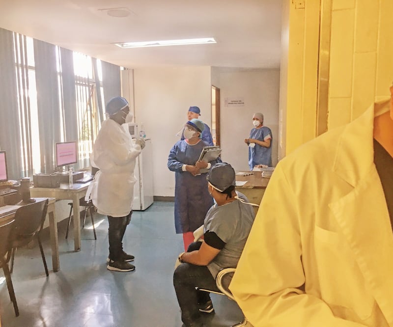 En el Hospital Balbuena hay un grupo de 18 médicos cubanos distribuido para cubrir distintos turnos. Fotos: GERMÁN ESPINOSA EL UNIVERSAL