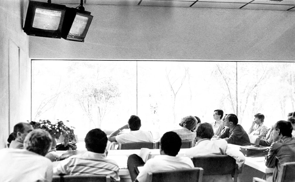 Corresponsales extranjeros viendo el partido México vs. Bélgica, del 3 de junio de 1986, desde el Centro Internacional de Prensa en el DF. Según datos de la FIFA, el mundial México 86 tuvo una audiencia de mil millones 700 mil televidentes en todo el mundo. Foto: Archivo EL UNIVERSAL.