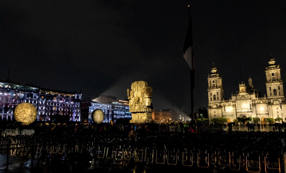 Personas observan la inauguración del videomapping “Memoria luminosa” con motivo de los 700 años de la fundación de México-Tenochtitlán en el Zócalo de la Ciudad de México, el 11 de julio de 2025. Foto: Hugo Salvador /EL UNIVERSAL