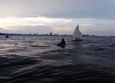 Rescatan a 3 tripulantes de un velero en puerto de Sinaloa; embarcación sufrió falla mecánica