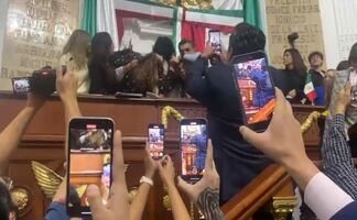 Entre jaloneos y gritos, PAN toma tribuna del Congreso de la CDMX; suspenden la sesión