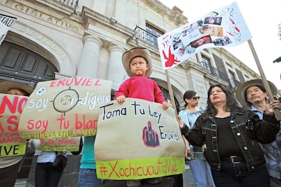Protestan activistas contra ley antimarchas en Toluca