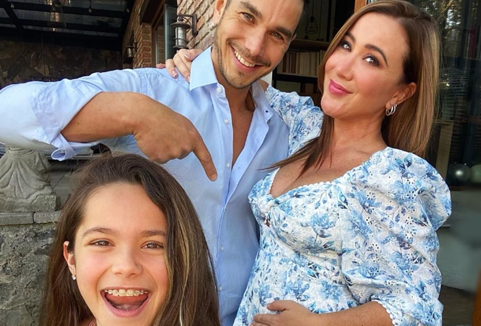 Adrián Rubio, Mariazel y su hija Laia en la fiesta de revelación del sexo de su bebé.
Foto: Instagram