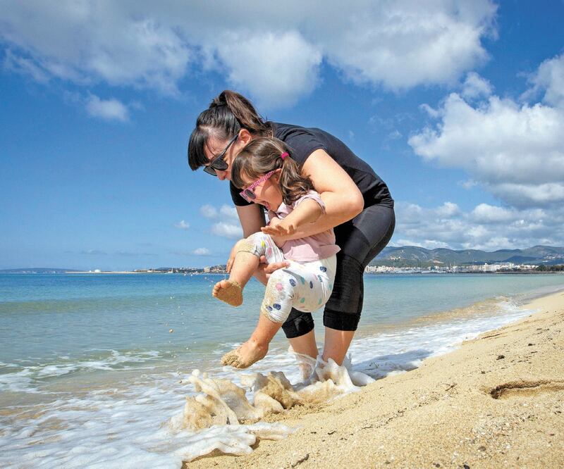 Una madre juega con su hija en Palma de Mallorca. Desde ayer, los niños tienen permitido salir una hora diaria, acompañados de un adulto. Foto: JAIME REINA. AFP
