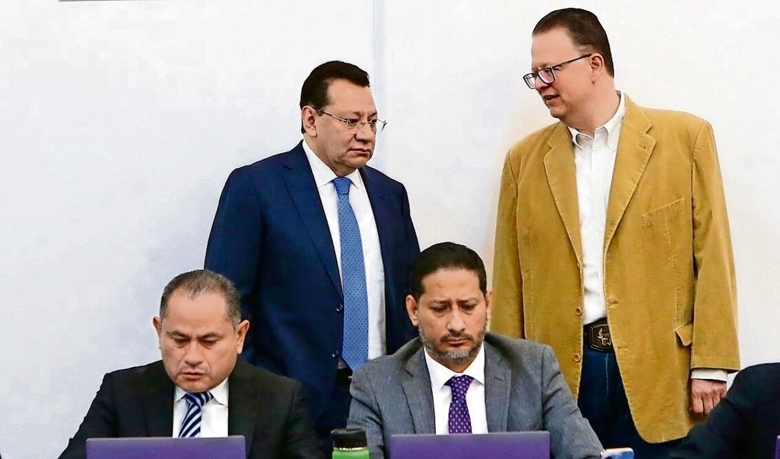 Los magistrados electorales Felipe Fuentes Barrera y Felipe de la Mata Pizaña (ambos de pie) dieron fe de los documentos entregados por Xóchitl Gálvez, partidos políticos y terceros. Foto: Especial