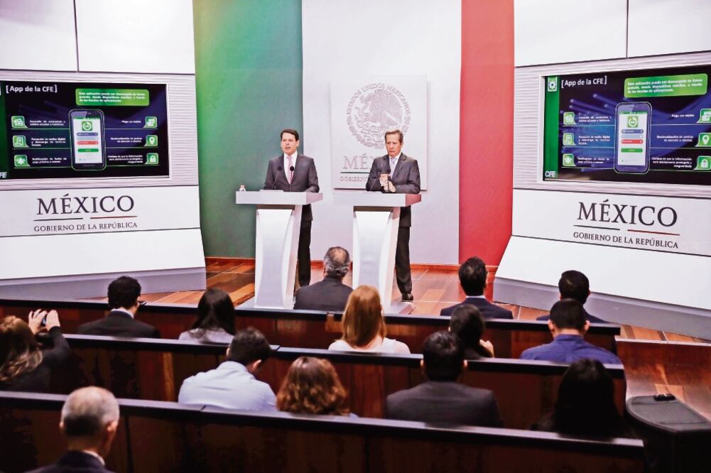 Jaime Hernández, director de la Comisión Federal de Electricidad, y el vocero de la Presidencia, Eduardo Sánchez, ofrecieron ayer una conferencia de prensa en la Residencia Oficial de Los Pinos (IVÁN STEPHENS. EL UNIVERSAL)