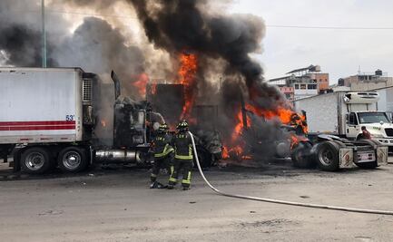 Reportan incendio de 2 tractocamiones en inmediaciones de la Central de Abastos 