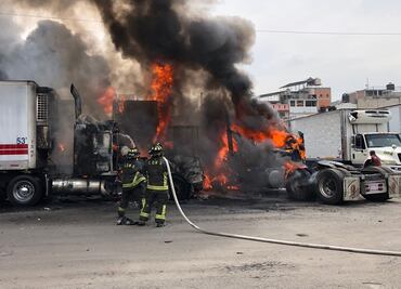 Reportan incendio de 2 tractocamiones en inmediaciones de la Central de Abastos