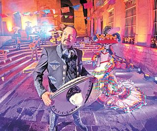 Pepe Aguilar prueba su capacidad creativa en show