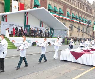 Honran a personal de Salud en desfile por Independencia