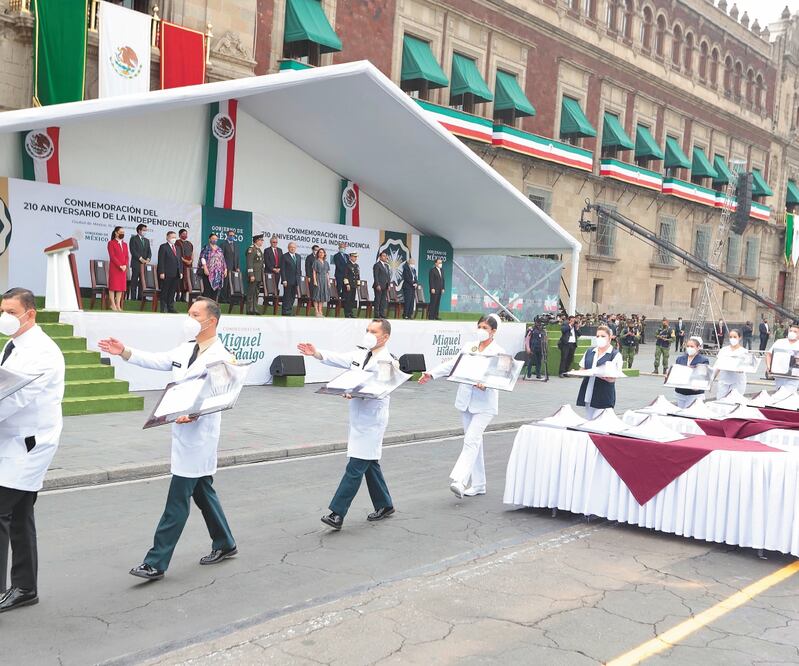 Desde un templete instalado frente a Palacio Nacional, el presidente Andrés Manuel López Obrador condecoró a 58 médicos y enfermeros con la presea Miguel Hidalgo por su destacada labor en el combate de la pandemia de Covid-19. BERENICE FREGOSO. EL UNIVERS