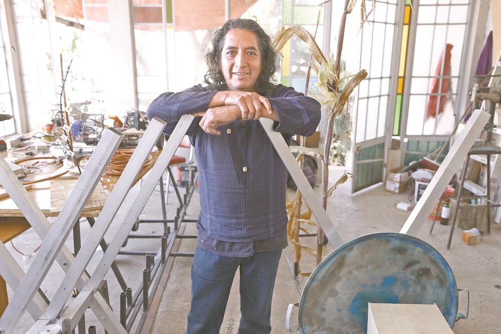 El artista indígena Fernando Palma en su taller, en Milpa Alta, donde incorpora a su obra elementos como hojas de maíz, guajes, chinantles de caña y máscaras, en alusión a mitos y seres del mundo indígena. Foto: DIEGO SIMÓN. EL UNIVERSAL